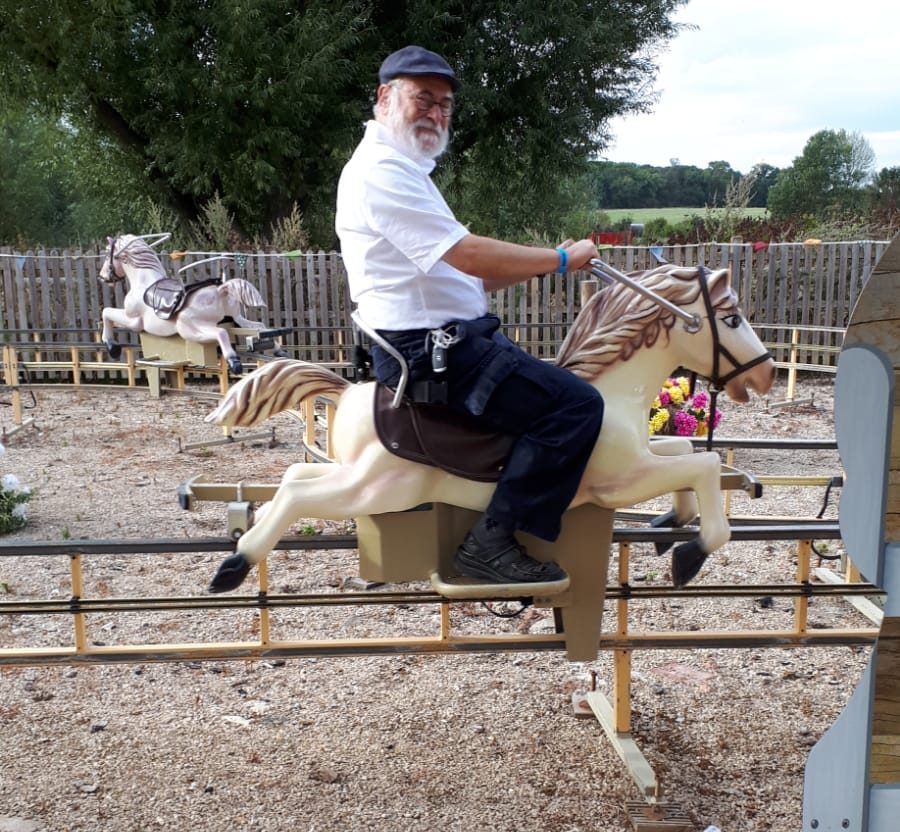 Binyomin Jacobs op hobbelpaard