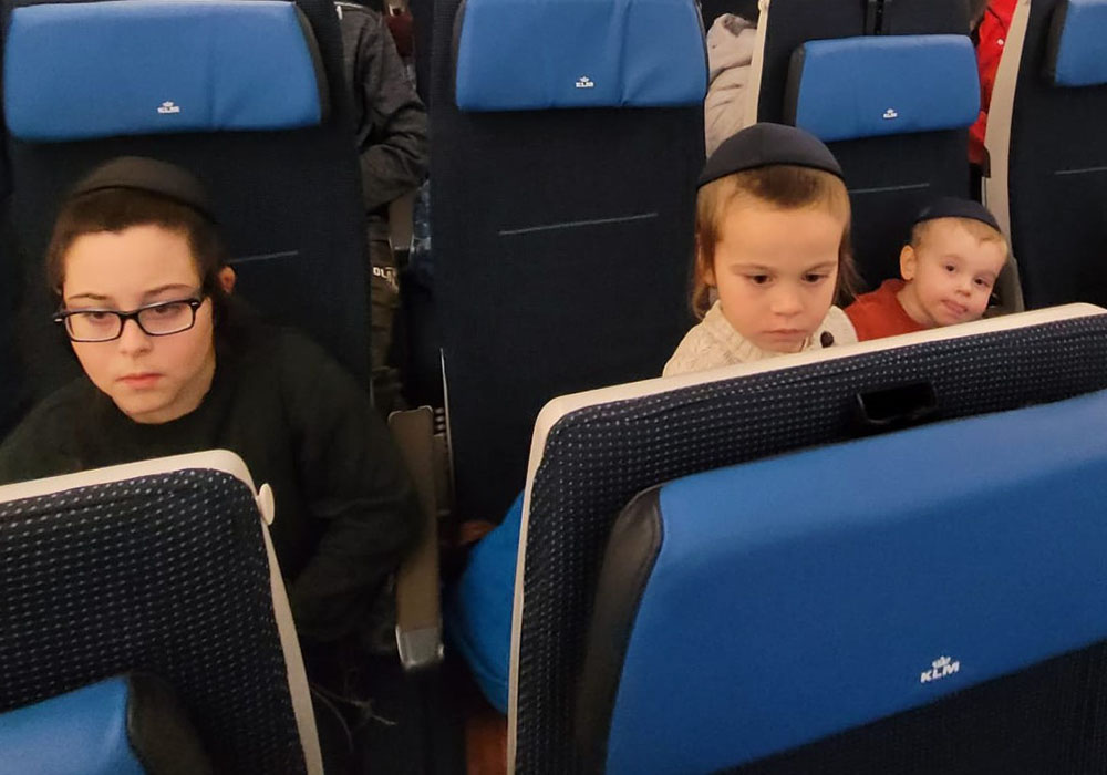 Kleinkinderen van Jacobs in het vliegtuig