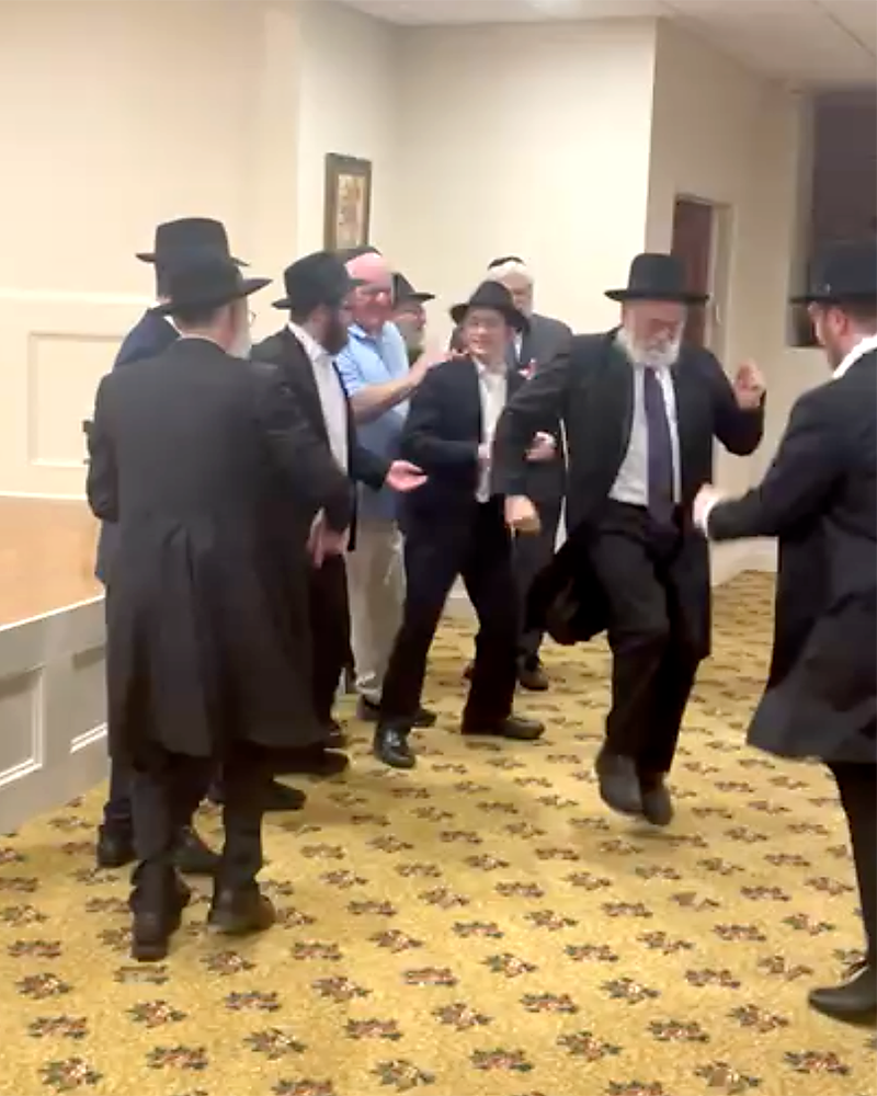 Choepa met dansende rabbijnen