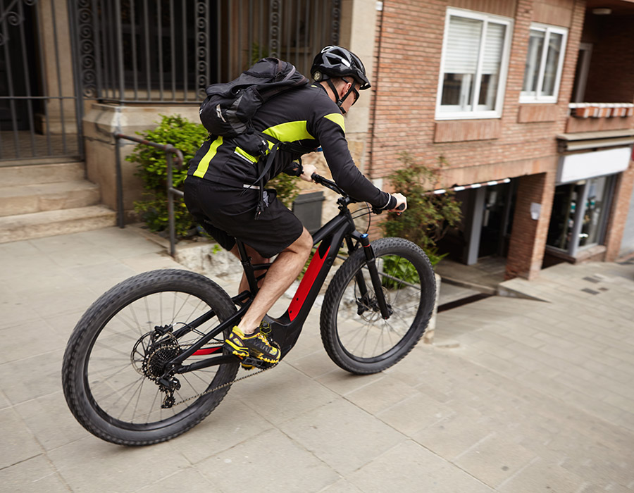 E-biker in de stad